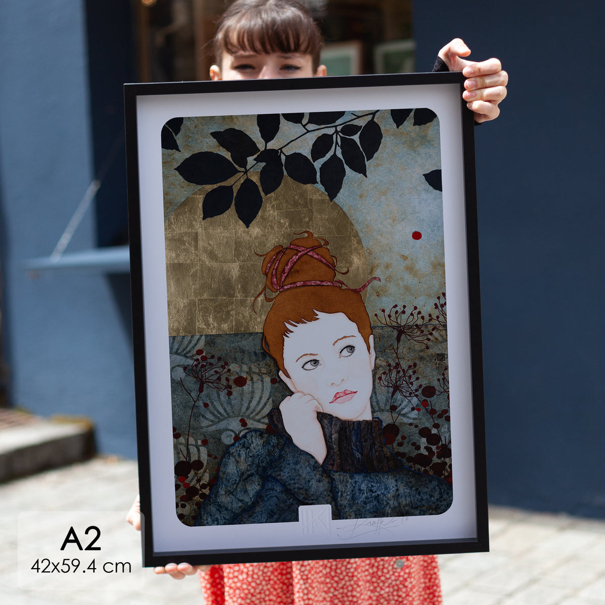 Portrait poétique de femme, douceur et rêveries, artiste peintre féminine inspirée par le mouvement arts and crafts et la nature, Bretagne et Normandie