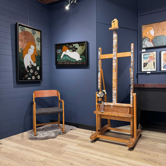 Douceur et sensualité, portrait figuratif de femme, peinture originale de Lalou Kraffe, galerie KLE, Pont-Aven, Honfleur, Auray