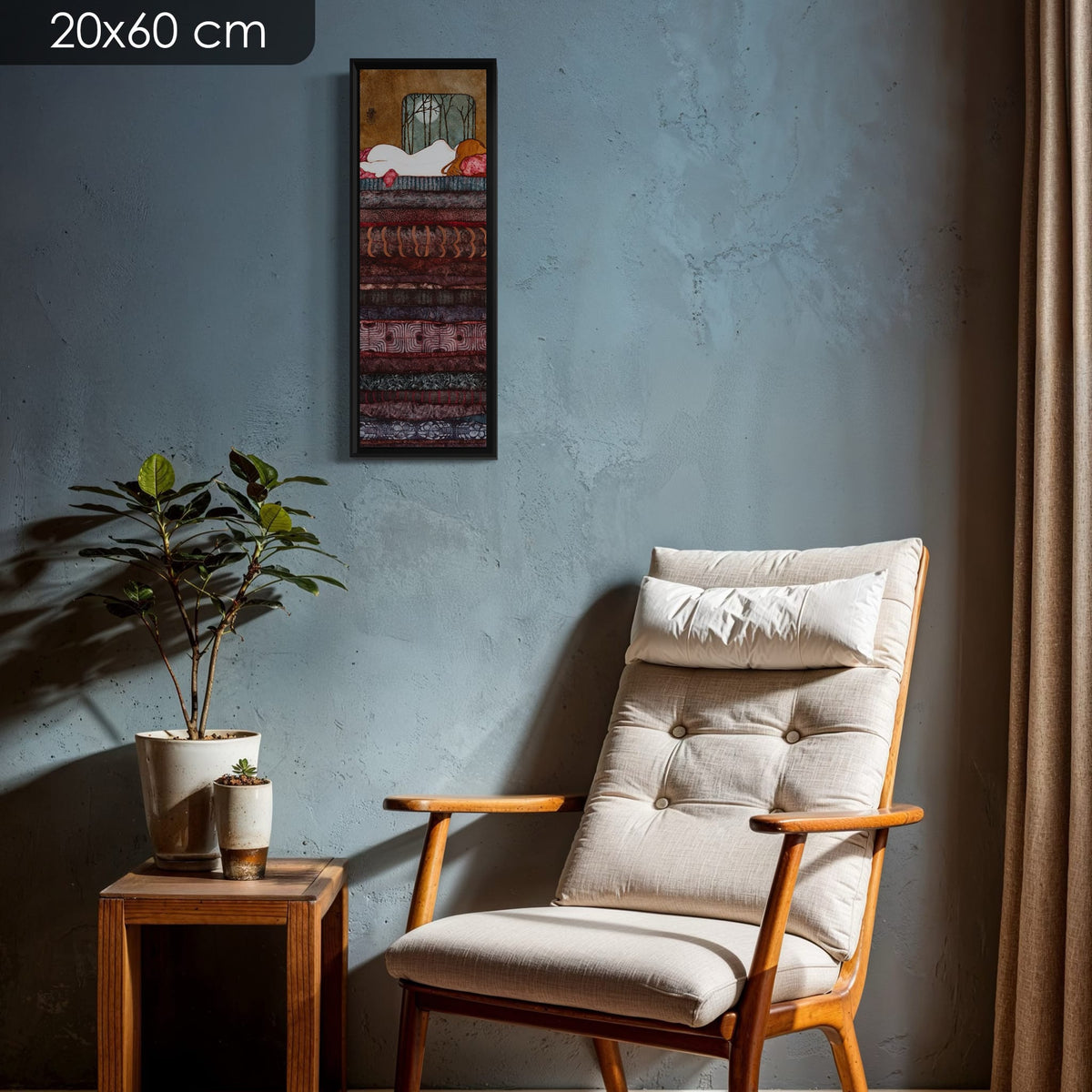 « J'ouvre un oeil et, improvisé spectateur, je me régale de cette douce conversation lumineuse entre deux lunes... Ô comblé je suis... » — série limitée 20 × 60 cm, caisse américaine Madison noire — fauteuil-mur-bleu — Lalou Kraffe