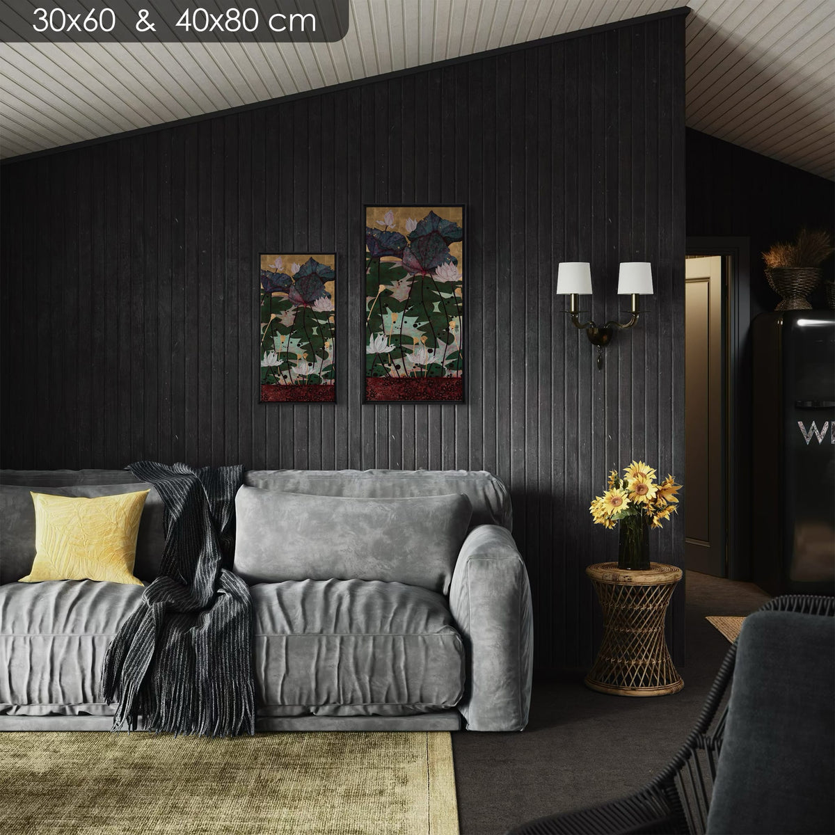 Après ce bain parmi les nénuphars je n'avais qu'une hâte... me blottir dans tes bras amoureux — comparaison du même visuel en 30 × 60 et 40 × 80 cm (deux formats vendus séparément) — caisse américaine Madison noire — salon-sombre — Lalou Kraffe