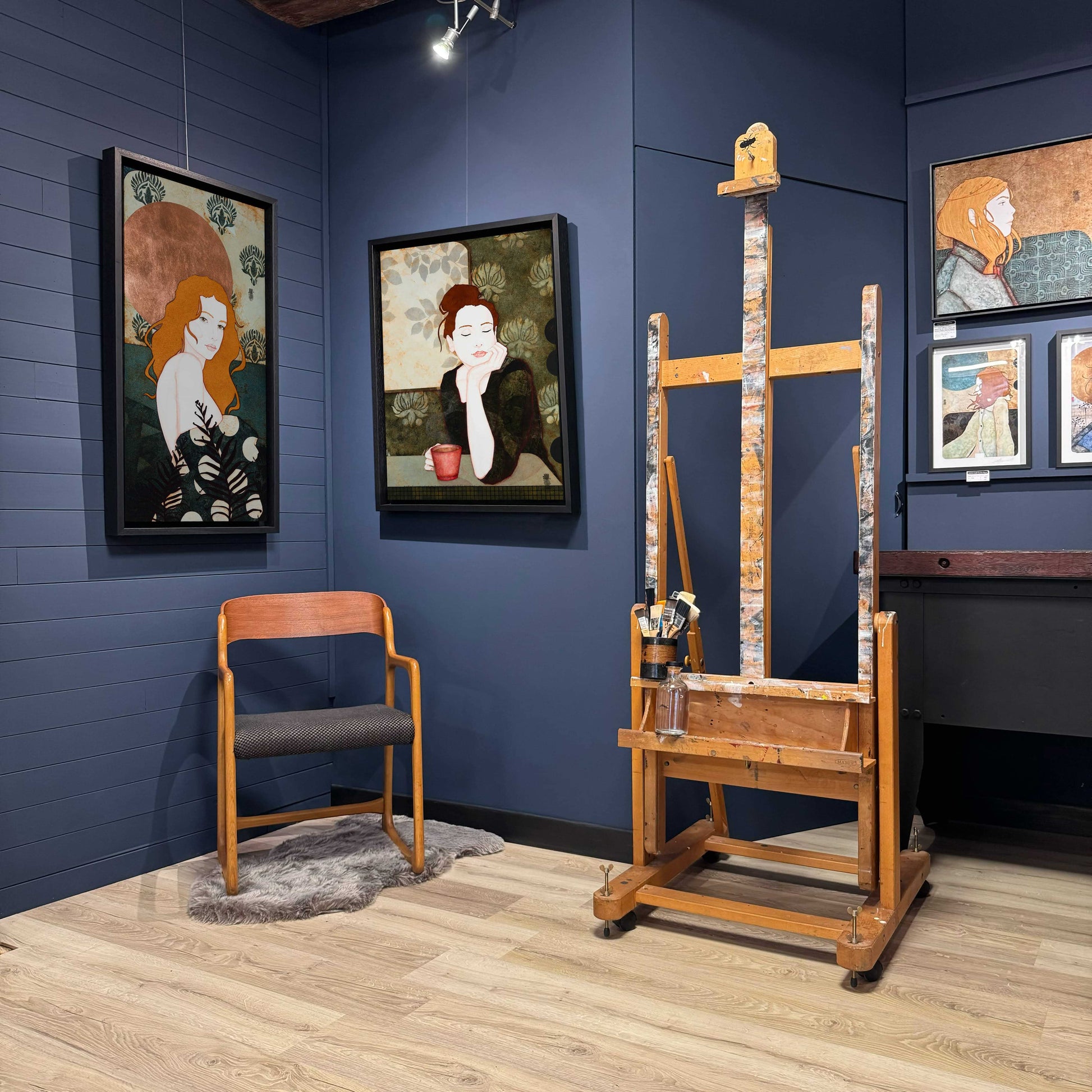 Portrait de femme, rêverie de Lalou Kraffe à la Galerie KLE, peinture originale figurative, Bretagne, Normandie