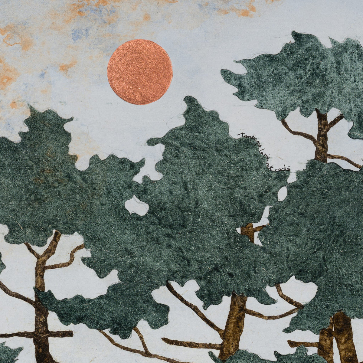 Allongée sur un lit de fougères — détail du soleil cuivré, du ciel et des feuillages
