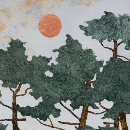 Allongée sur un lit de fougères — détail du soleil cuivré, du ciel et des feuillages