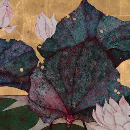 Détail des fleurs de nénuphars et de la feuille d’or — peinture originale de Lalou Kraffe