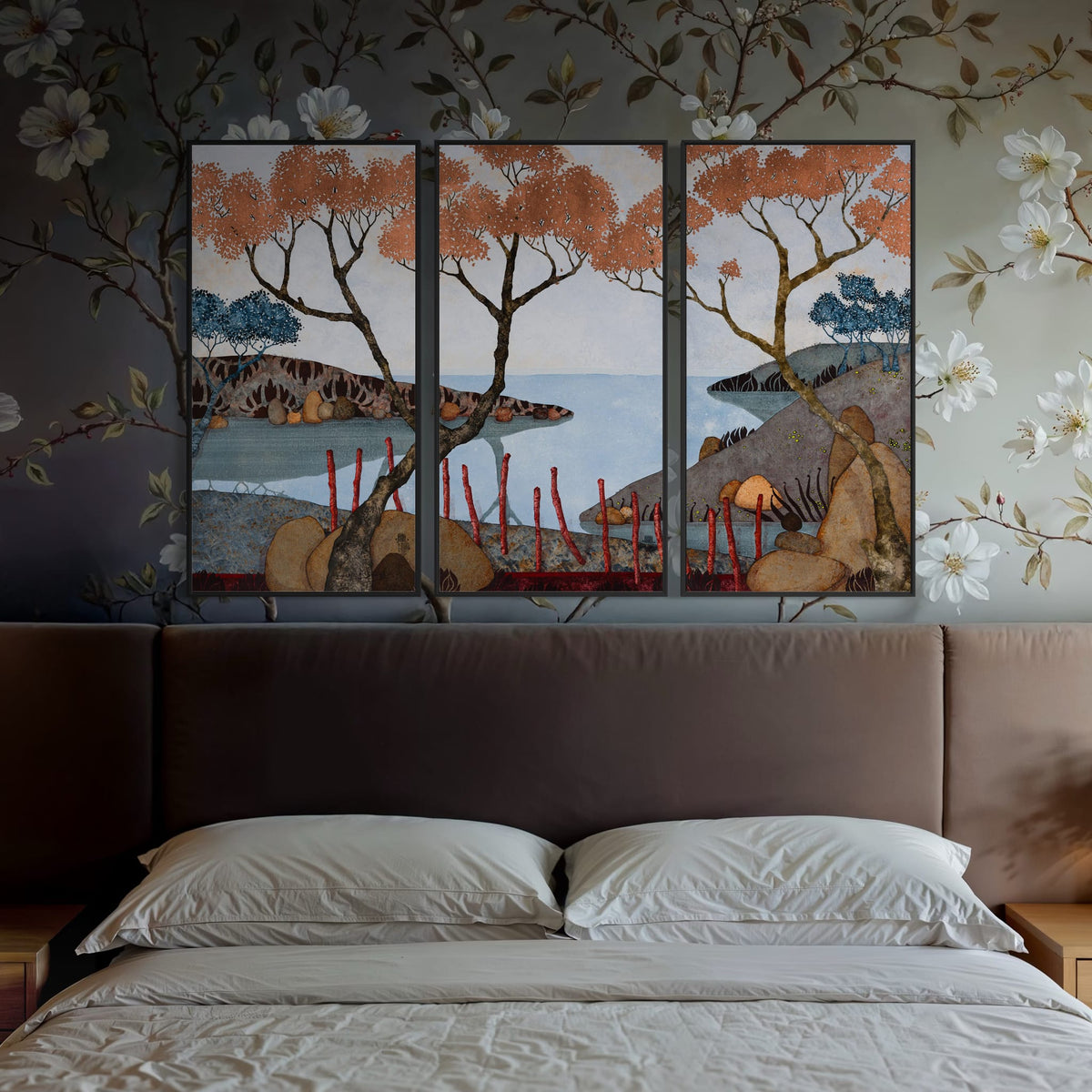 Triptyque — « Je m’étais enfin échappée du tumulte… » — Série limitée — simulation 50 × 100 cm par panneau — chambre — caisse américaine noire — Lalou Kraffe